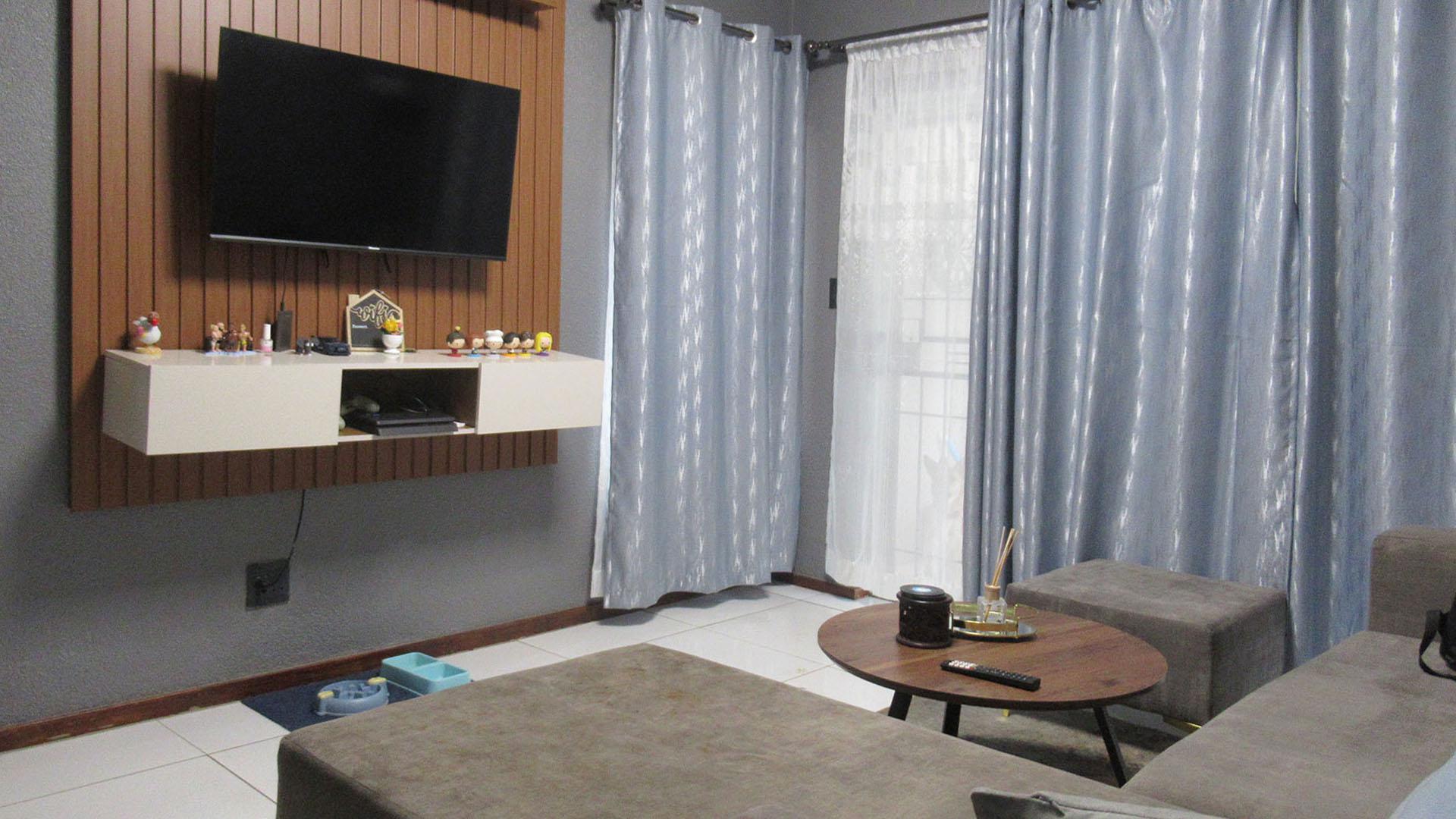 Lounges - 13 square meters of property in Willowbrook