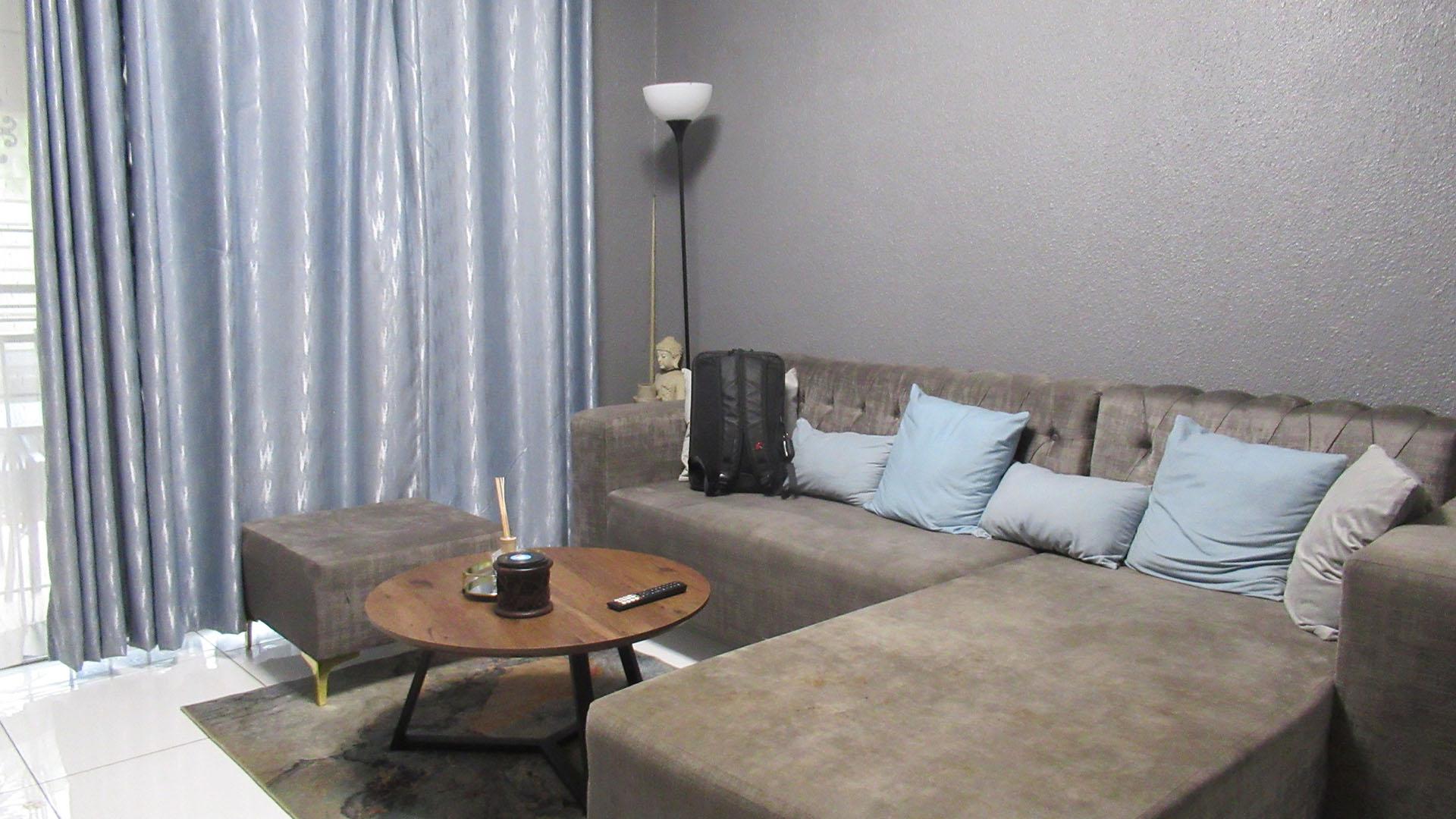 Lounges - 13 square meters of property in Willowbrook