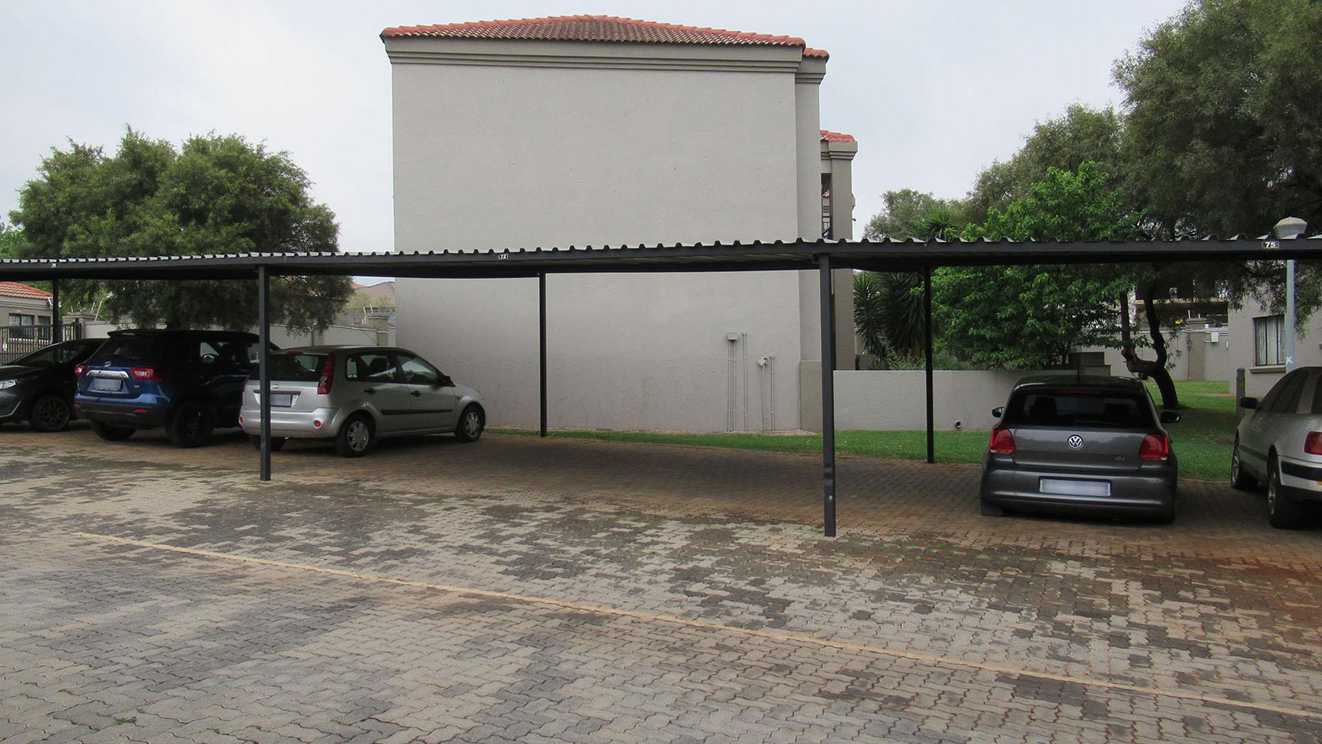 Front View of property in Willowbrook