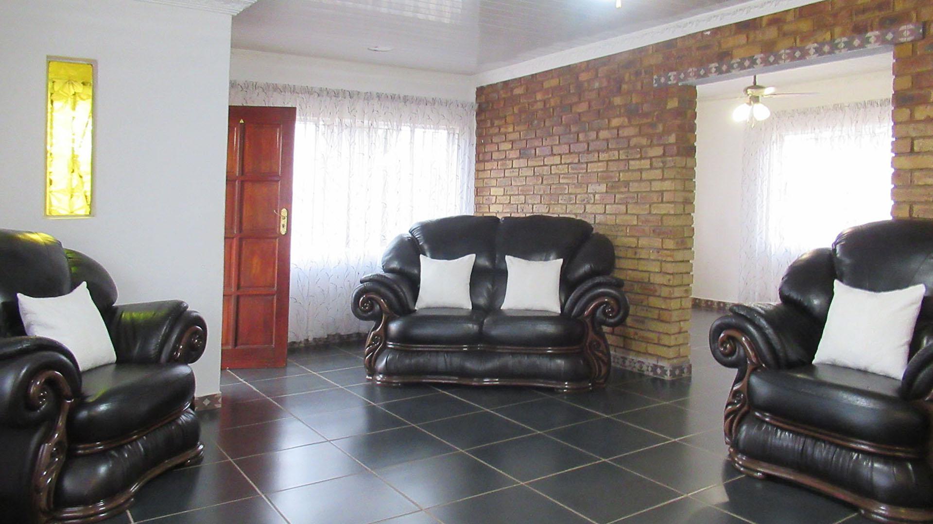 Lounges - 26 square meters of property in Toekomsrus