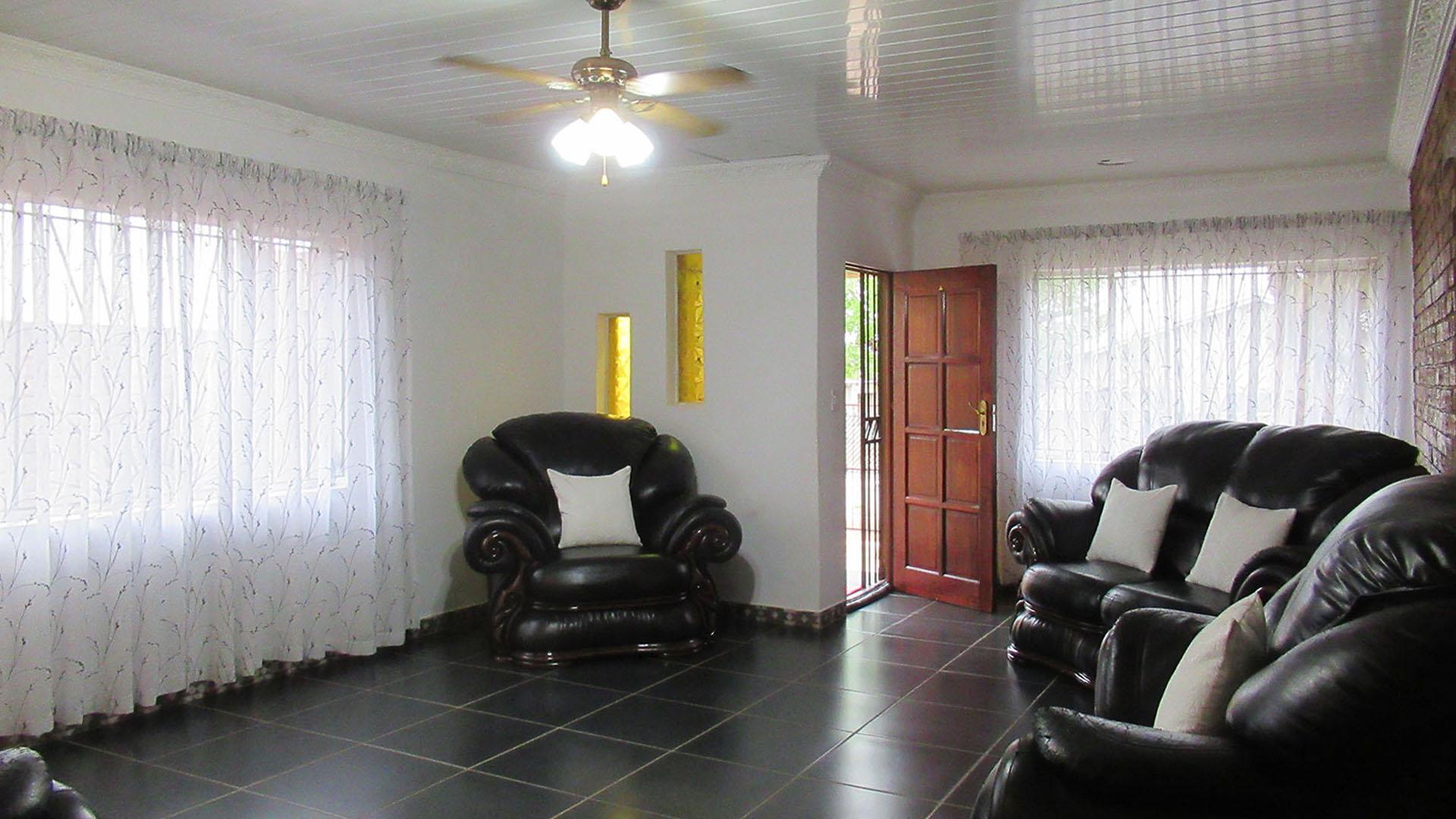 Lounges - 26 square meters of property in Toekomsrus