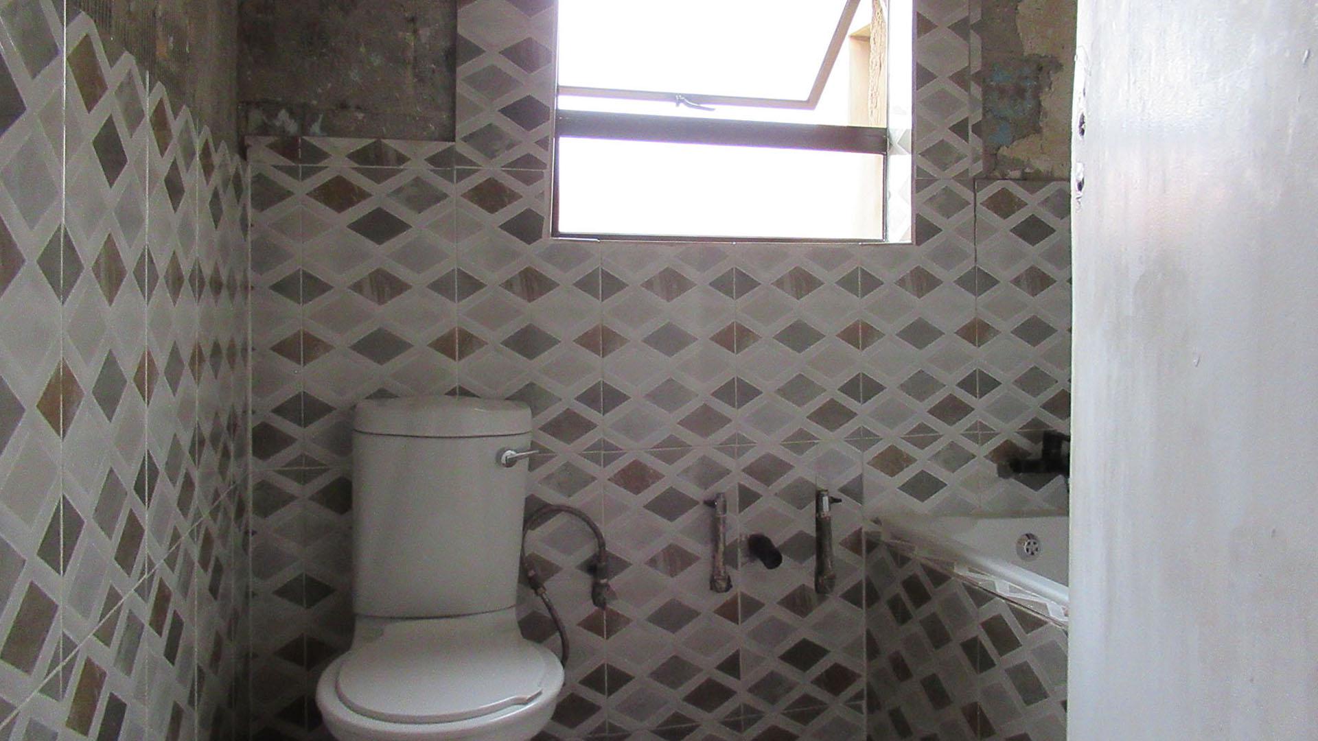Bathroom 1 - 4 square meters of property in Toekomsrus