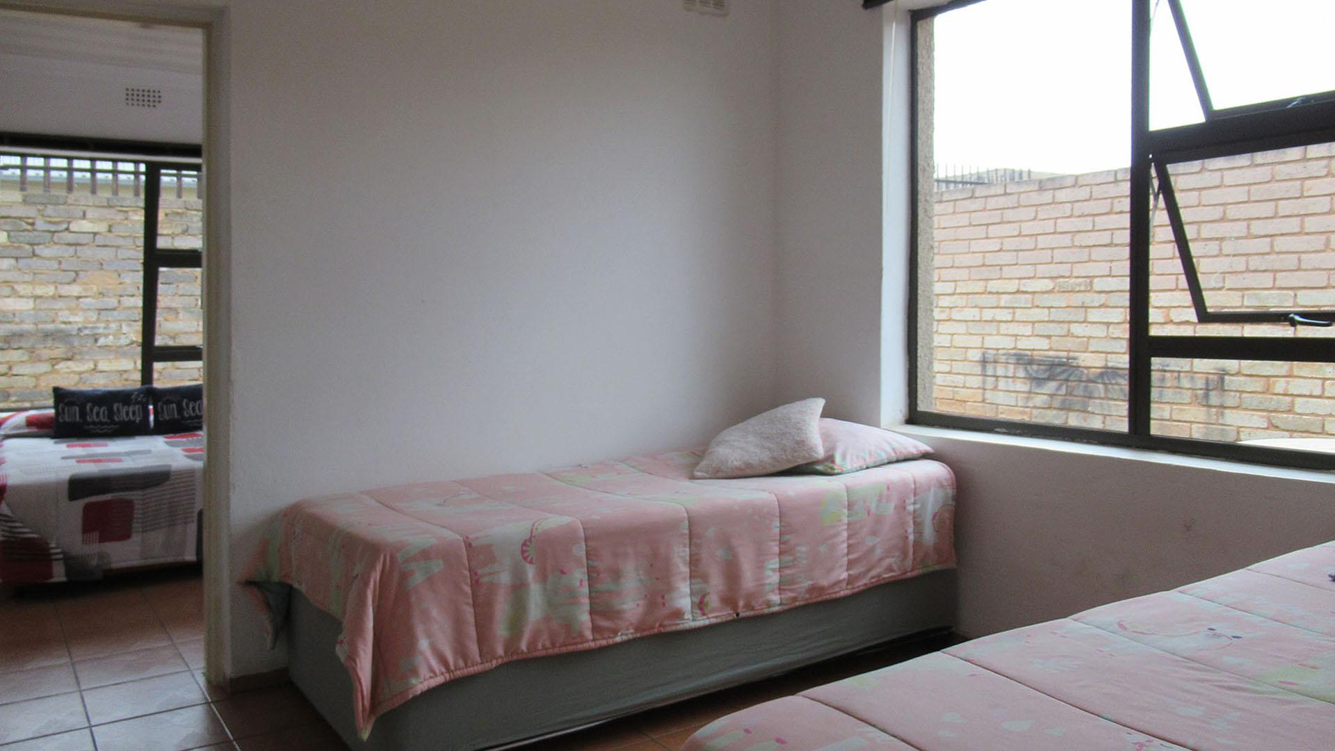 Bed Room 2 - 10 square meters of property in Toekomsrus
