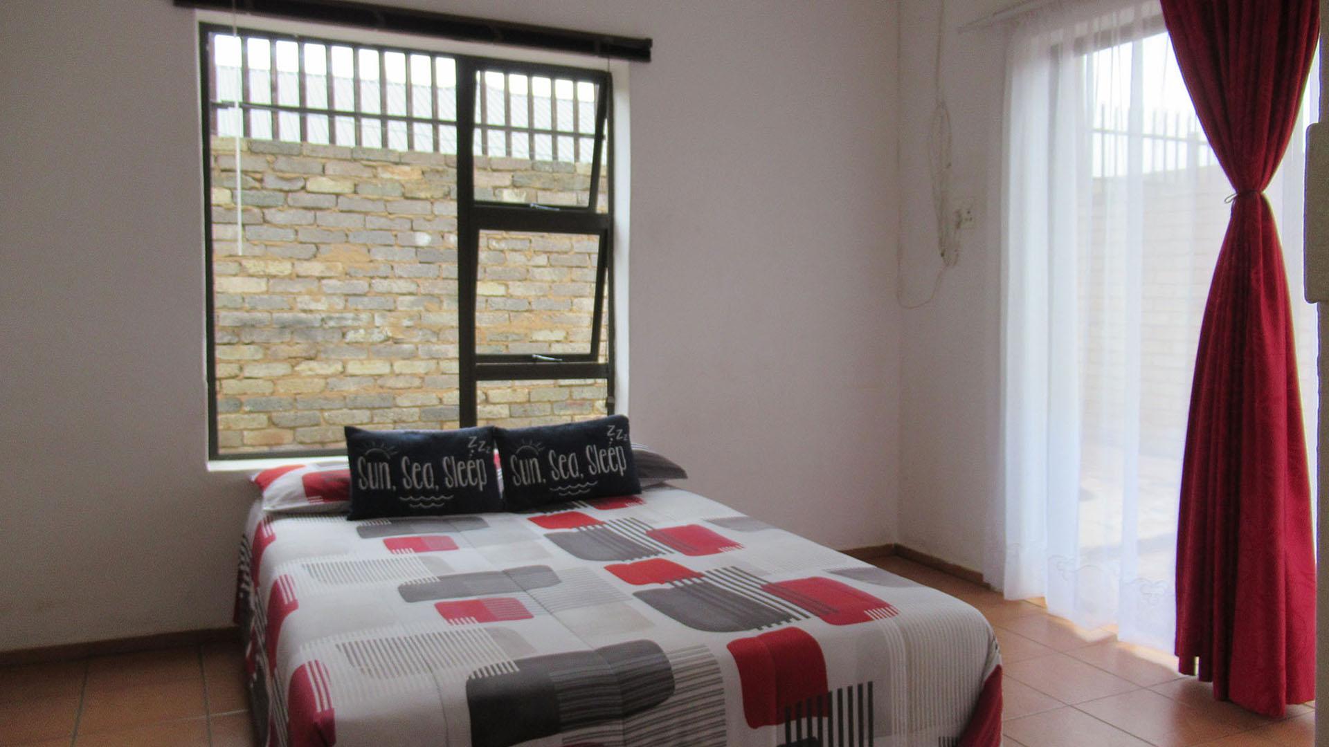 Main Bedroom - 14 square meters of property in Toekomsrus