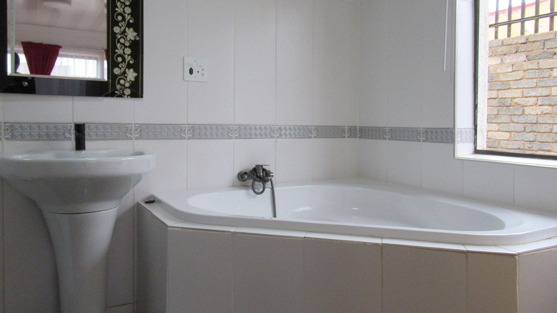 Main Bathroom - 7 square meters of property in Toekomsrus