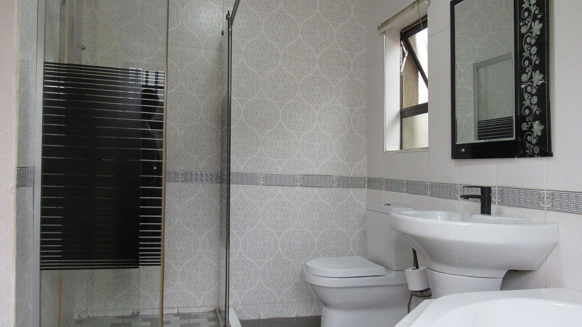 Main Bathroom - 7 square meters of property in Toekomsrus