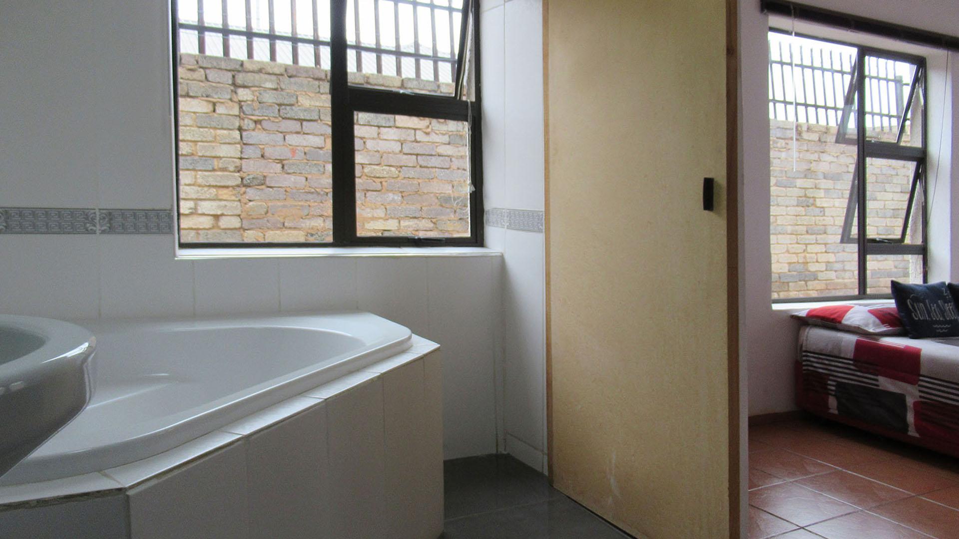 Main Bathroom - 7 square meters of property in Toekomsrus