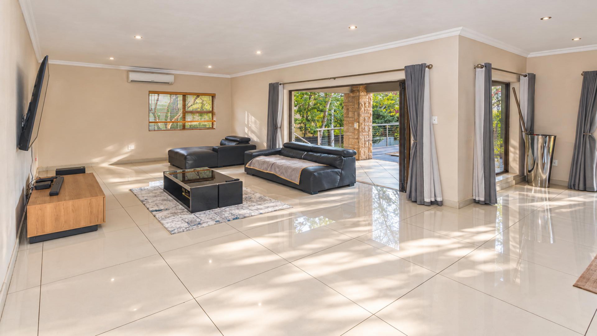 Lounges of property in Ifafi