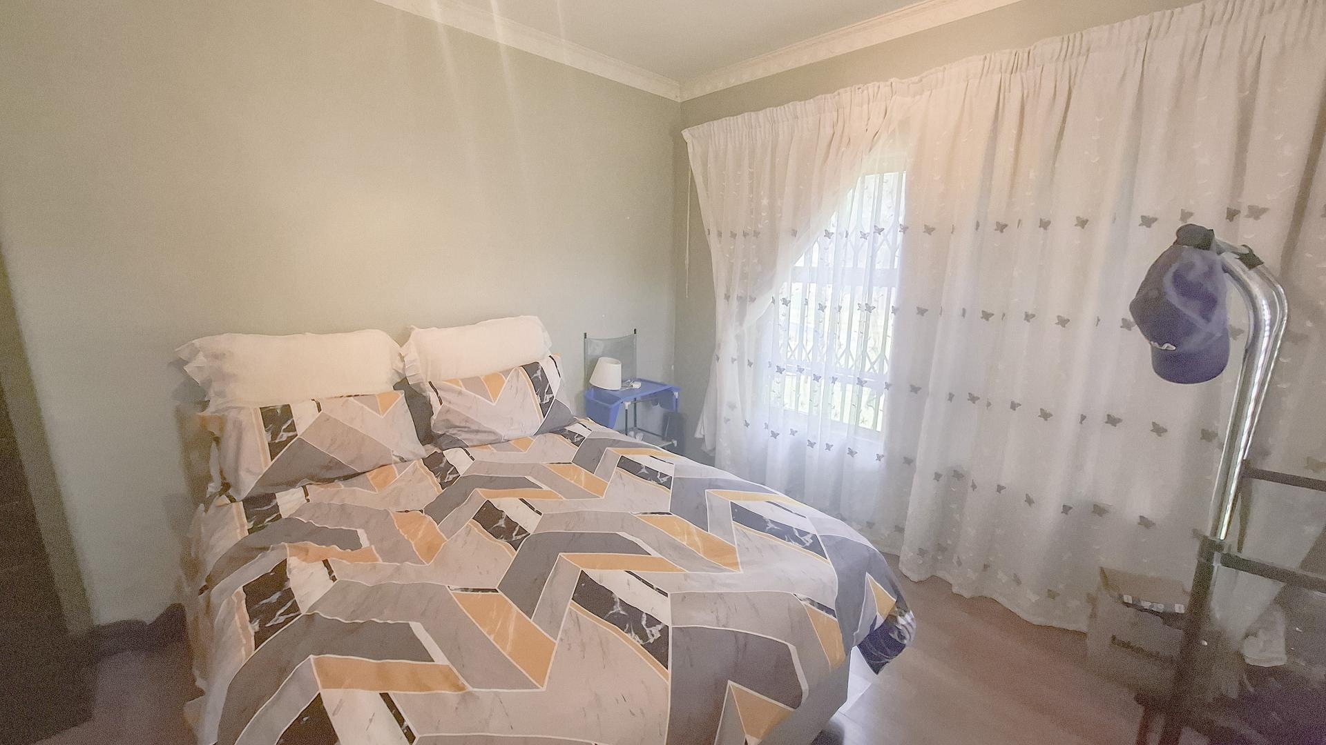 Bed Room 1 of property in Weltevreden Park