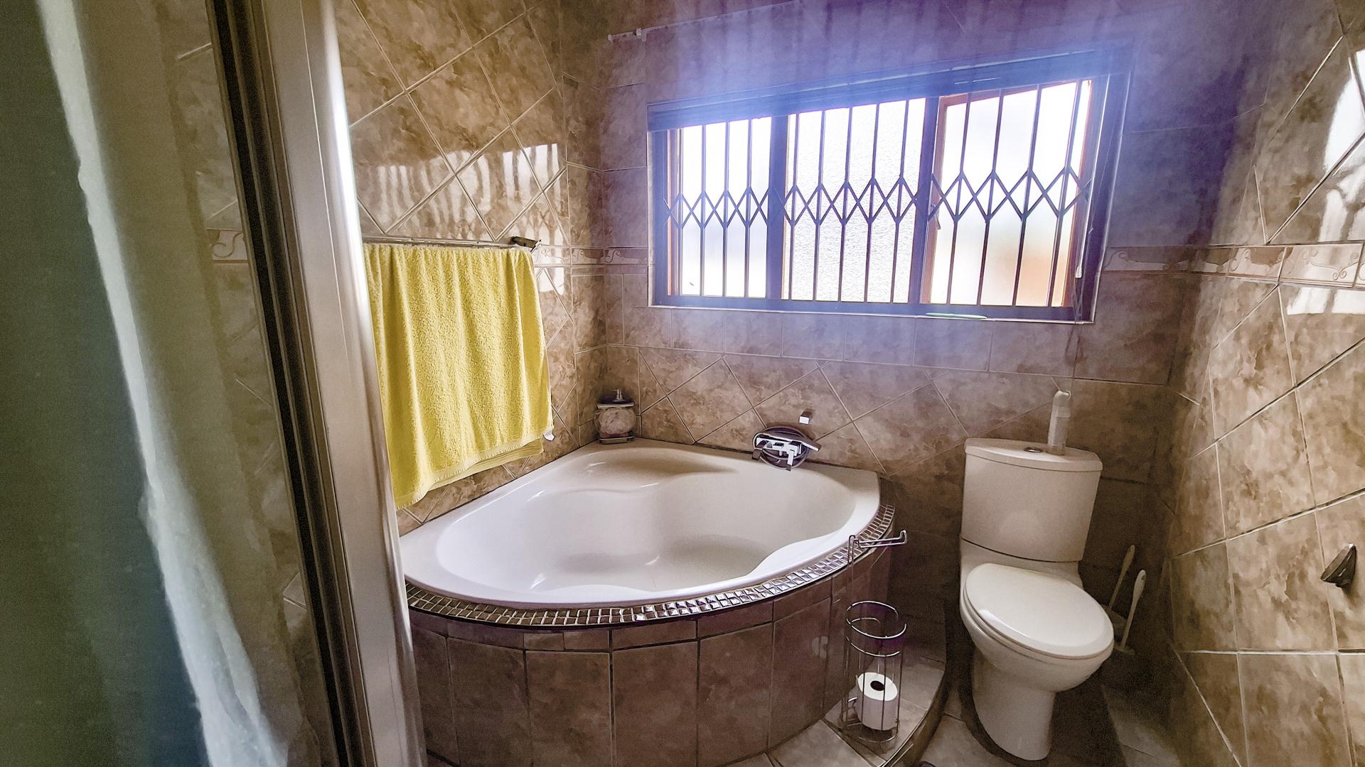 Bathroom 1 of property in Weltevreden Park