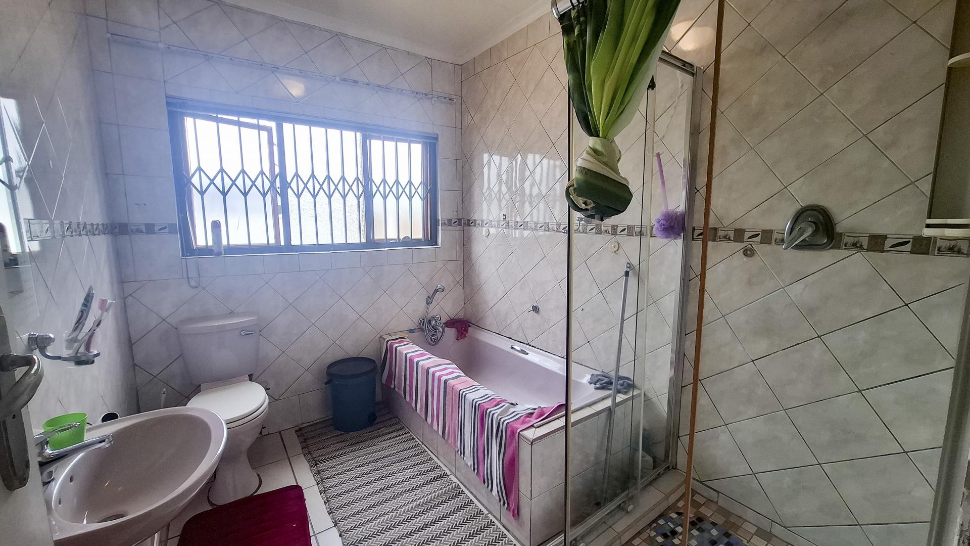 Bathroom 2 of property in Weltevreden Park