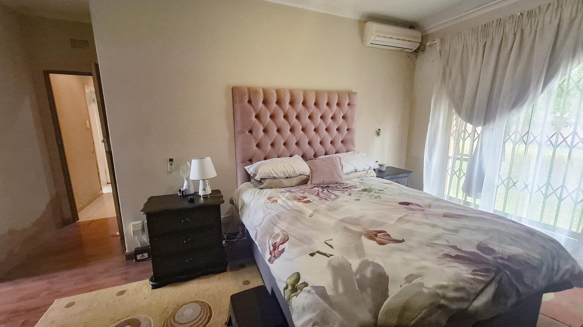 Bed Room 4 of property in Weltevreden Park
