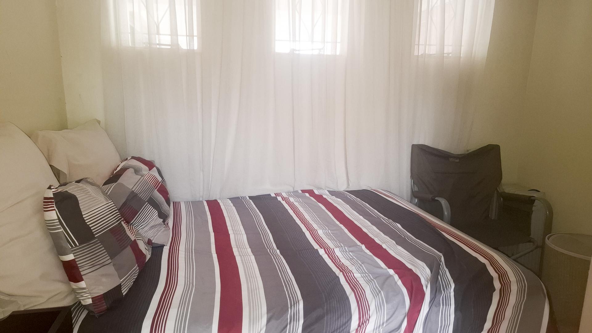 Bed Room 5+ of property in Weltevreden Park