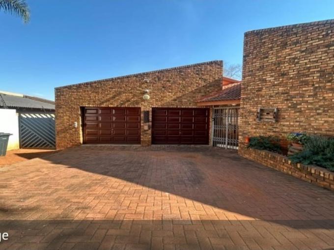 5 Bedroom House for Sale For Sale in Faerie Glen - MR720322