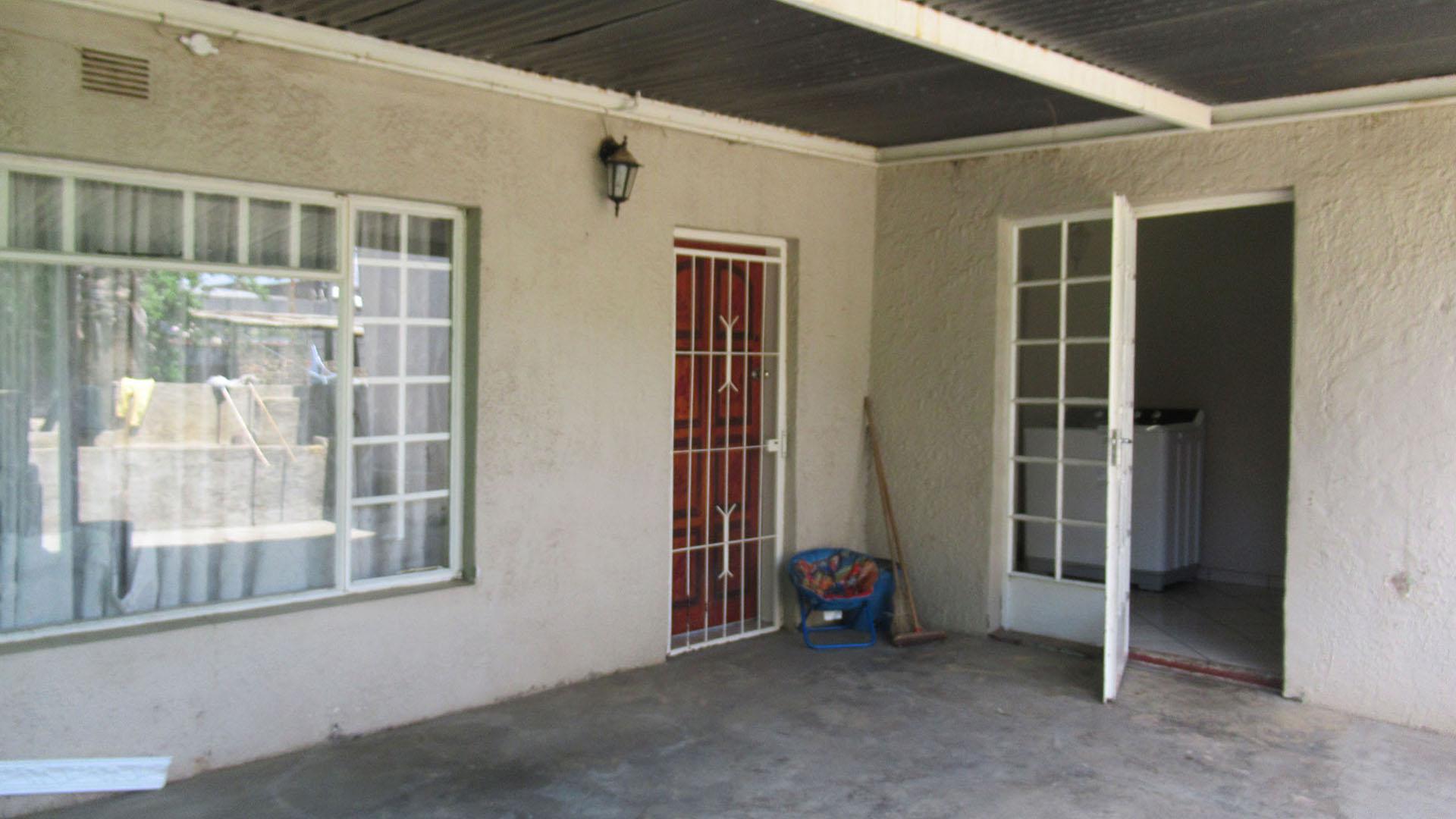 Patio - 24 square meters of property in Krugersdorp West