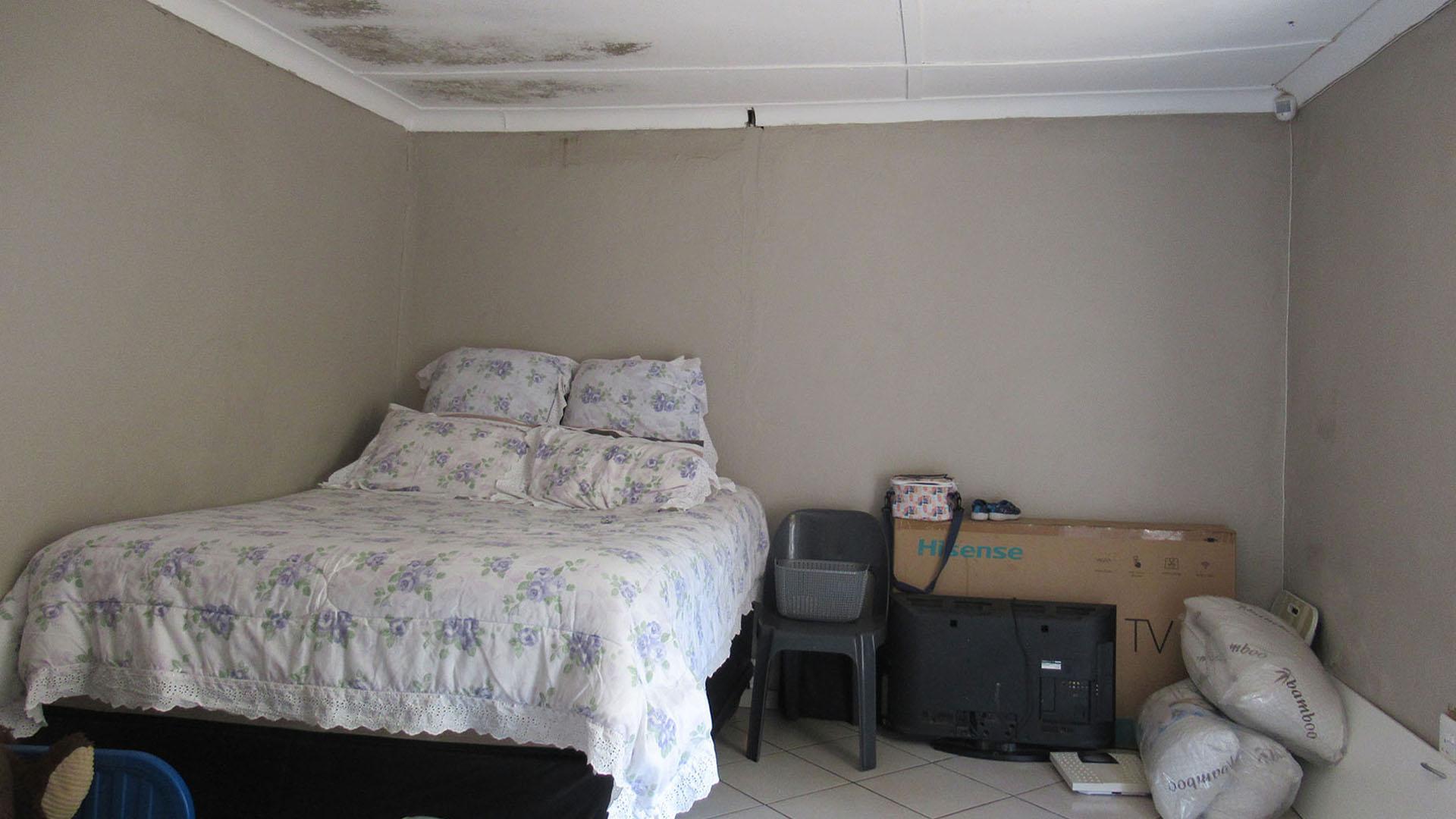 Main Bedroom - 17 square meters of property in Krugersdorp West
