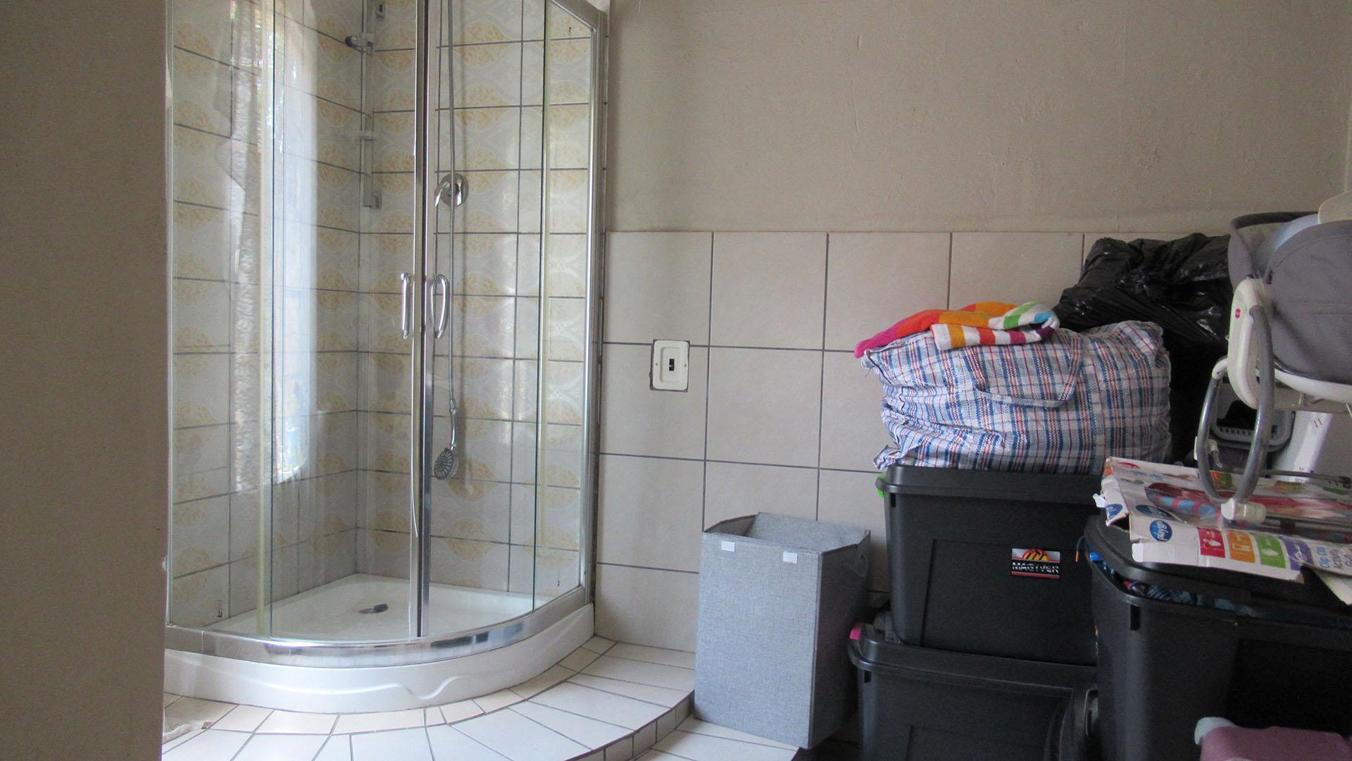 Main Bathroom - 13 square meters of property in Krugersdorp West