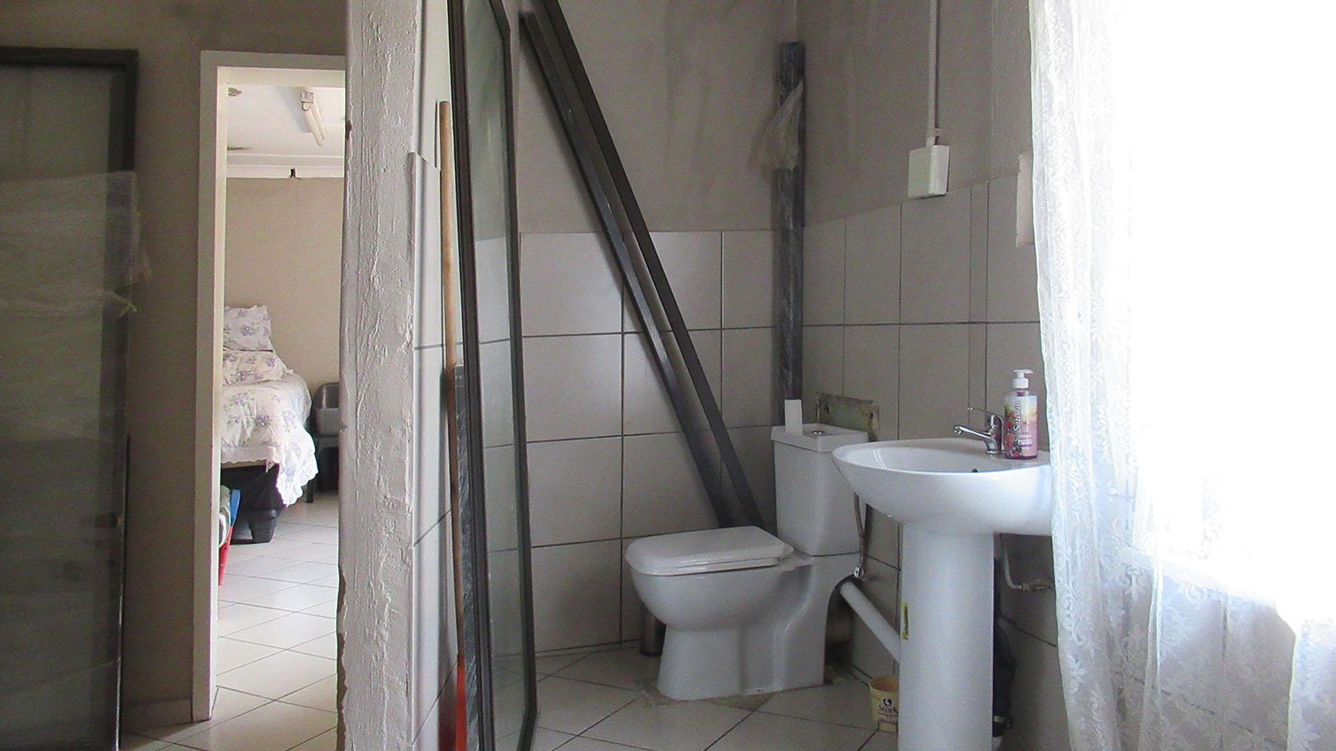 Main Bathroom - 13 square meters of property in Krugersdorp West
