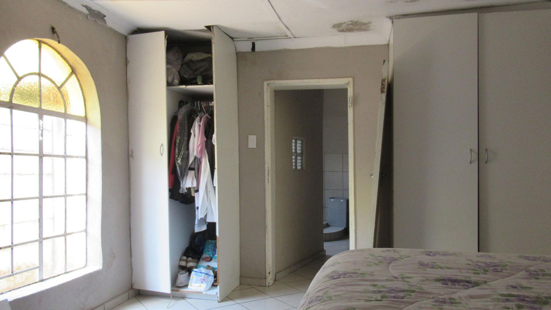 Main Bedroom - 17 square meters of property in Krugersdorp West
