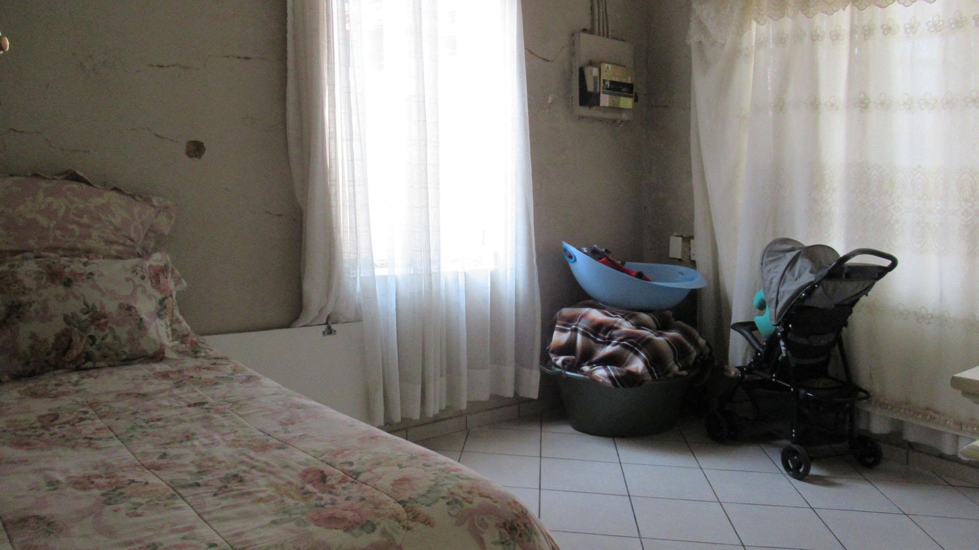 Bed Room 2 - 13 square meters of property in Krugersdorp West