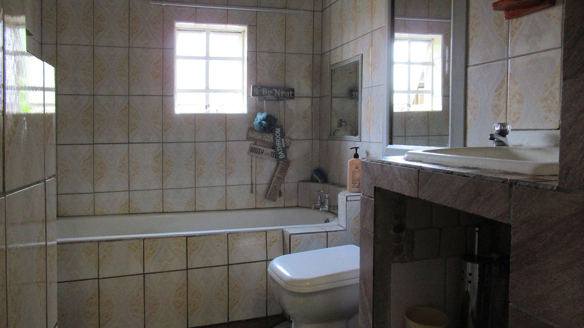 Bathroom 1 - 5 square meters of property in Krugersdorp West