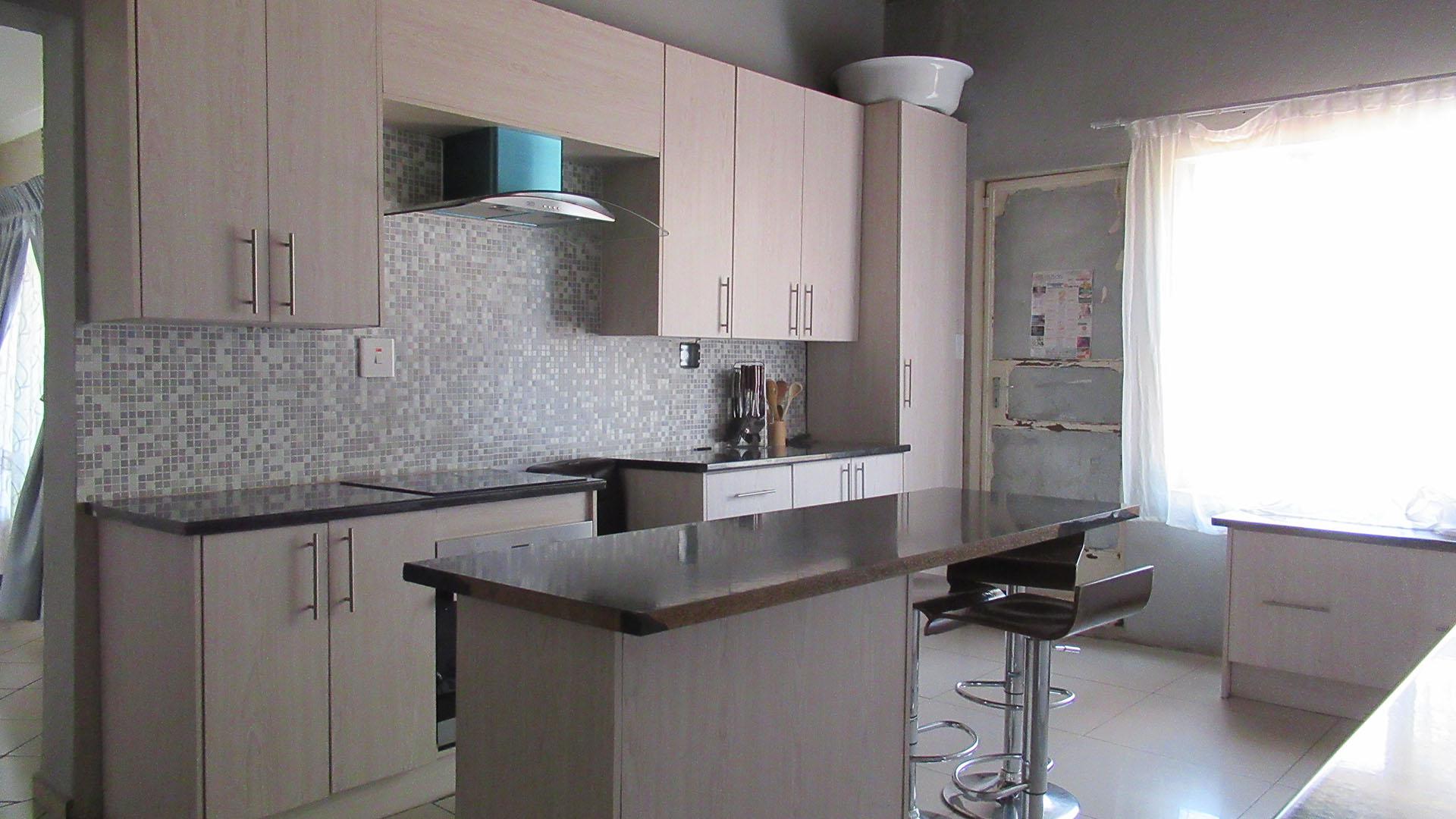 Kitchen - 21 square meters of property in Krugersdorp West