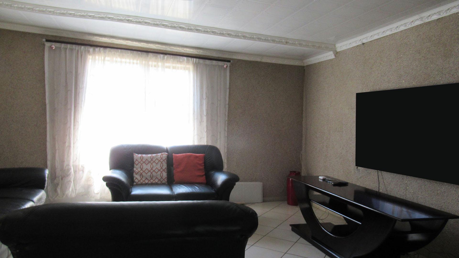 Lounges - 23 square meters of property in Krugersdorp West