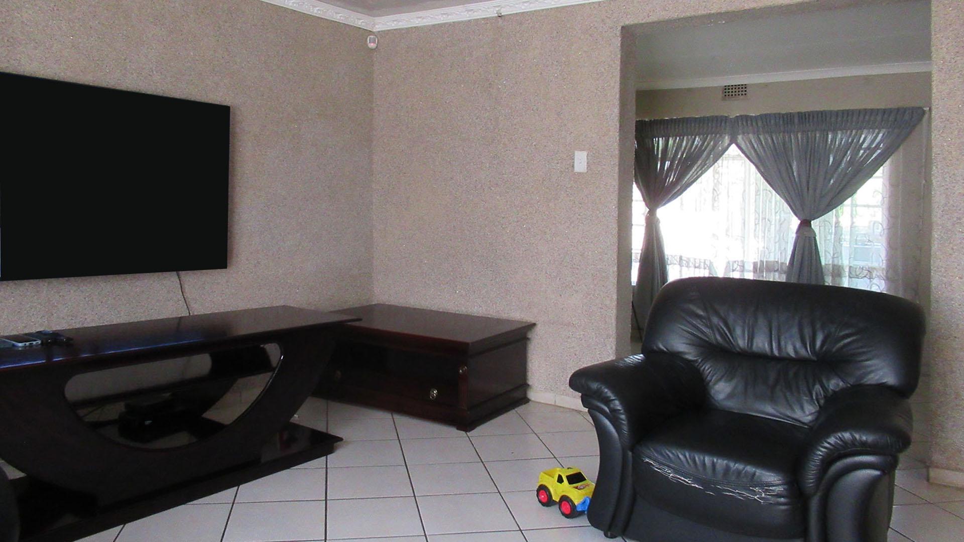 Lounges - 23 square meters of property in Krugersdorp West