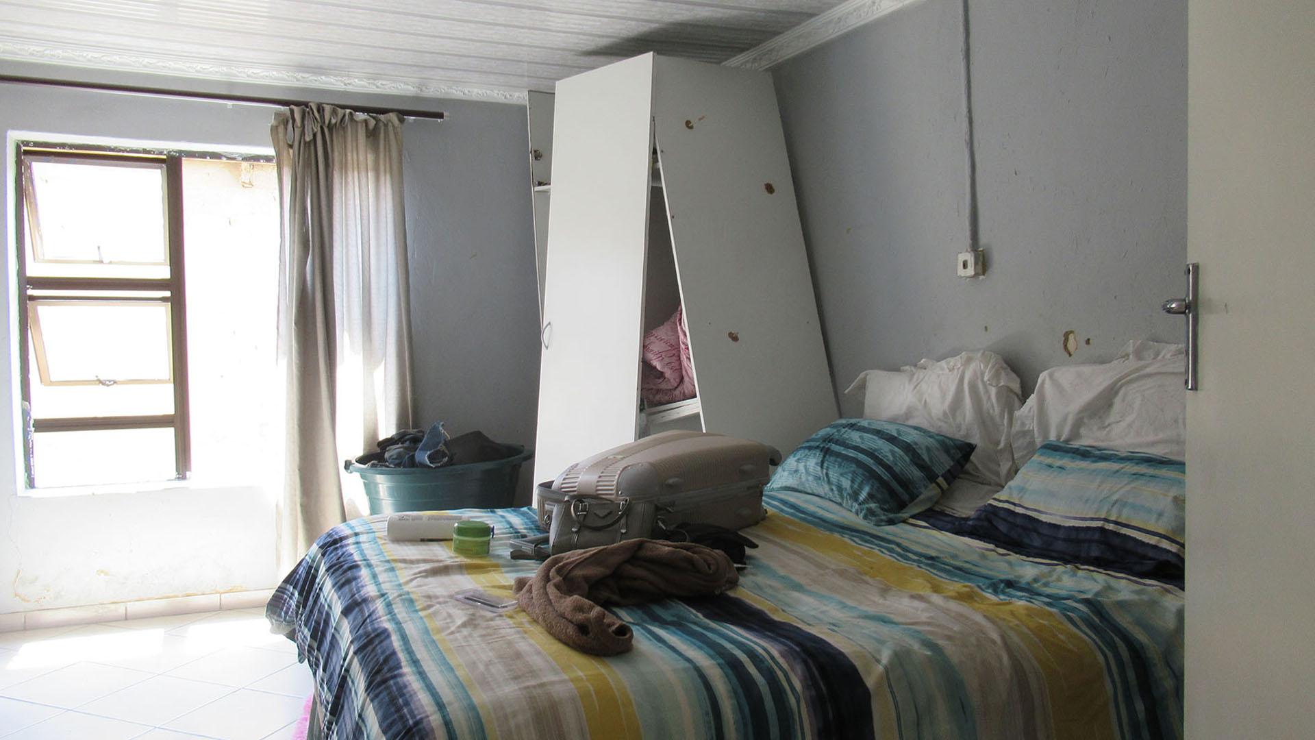 Bed Room 1 - 17 square meters of property in Krugersdorp West