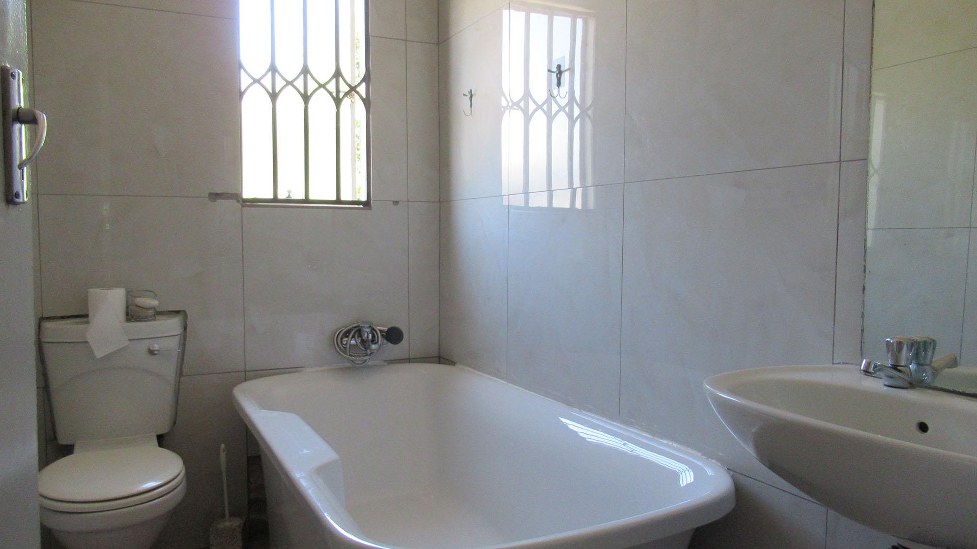 Bathroom 1 - 4 square meters of property in Savanna City