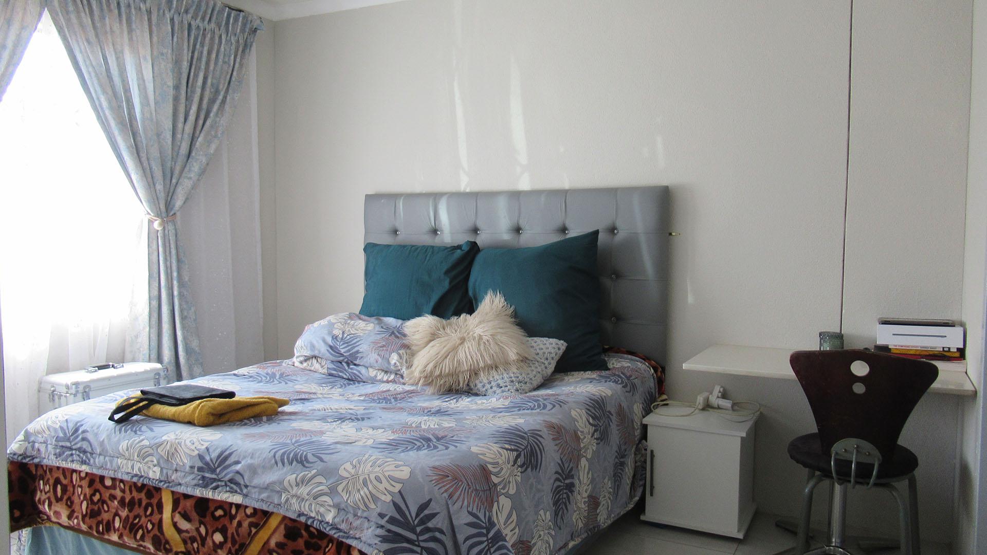 Main Bedroom - 14 square meters of property in Savanna City