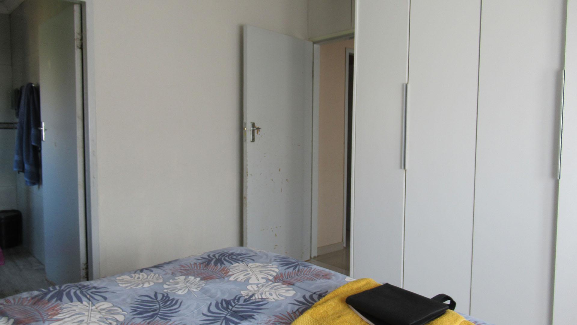 Main Bedroom - 14 square meters of property in Savanna City