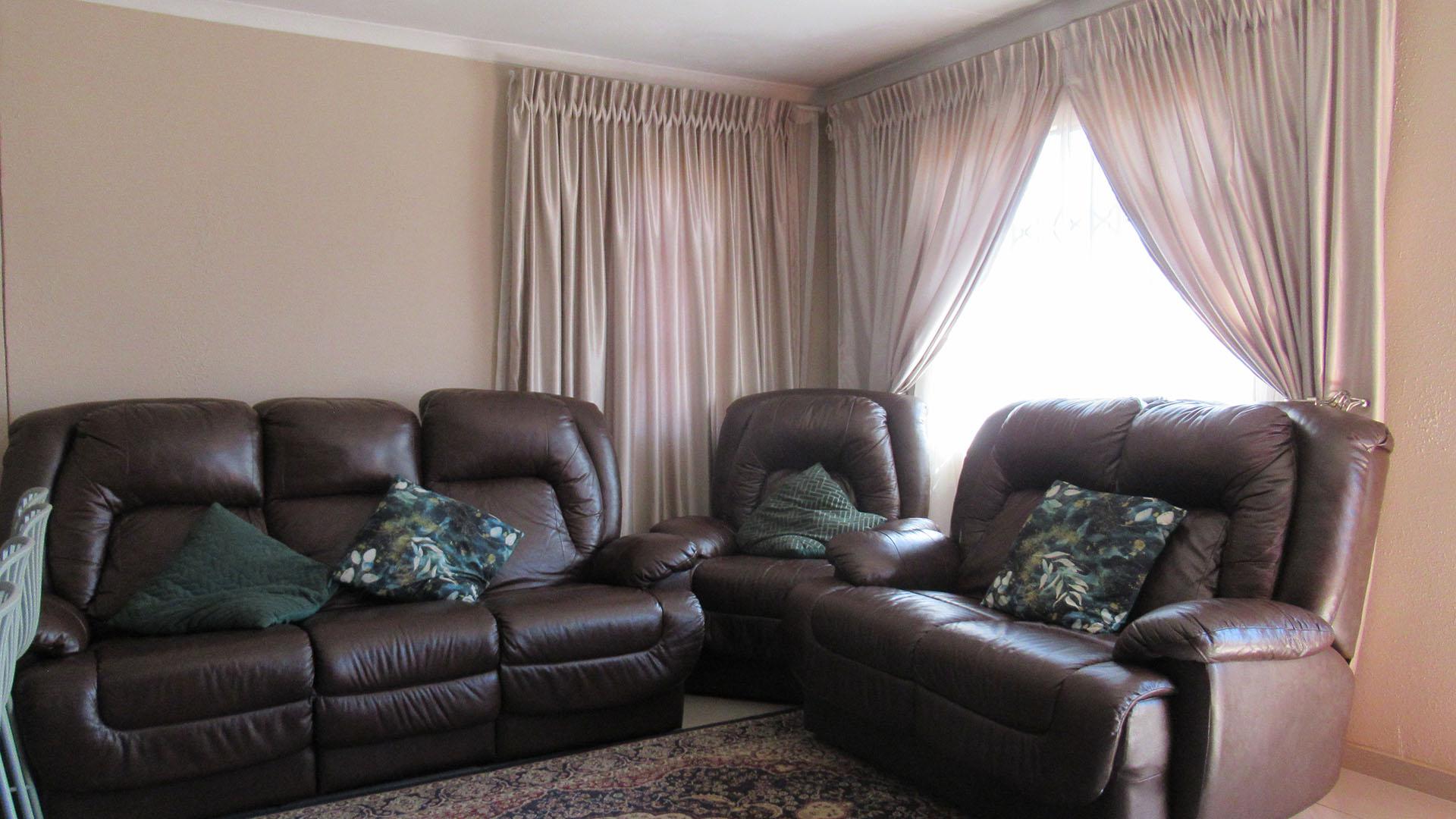 Lounges - 19 square meters of property in Savanna City