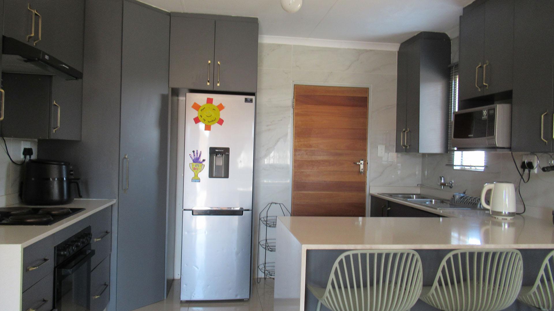 Kitchen - 9 square meters of property in Savanna City