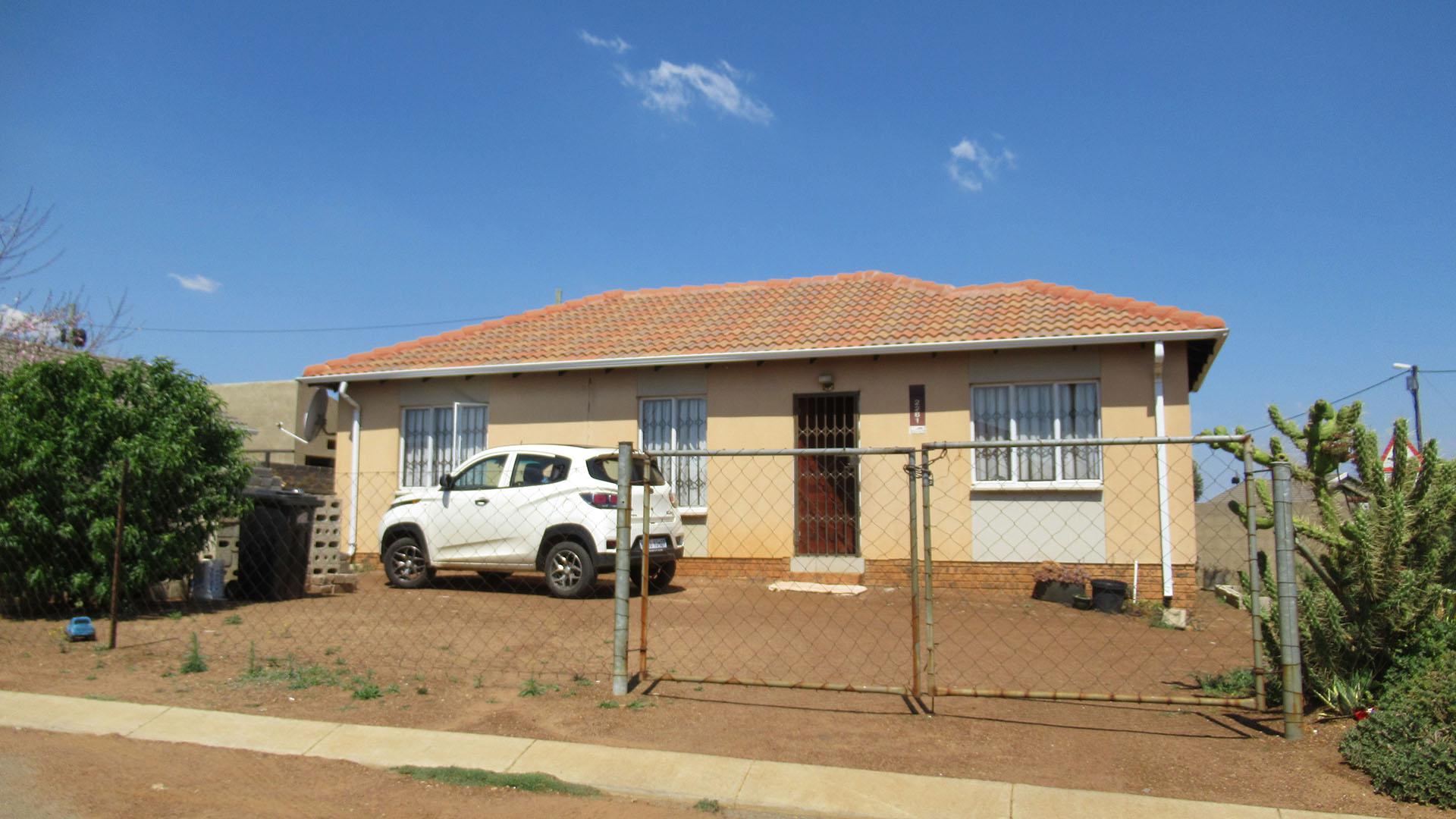 Front View of property in Savanna City