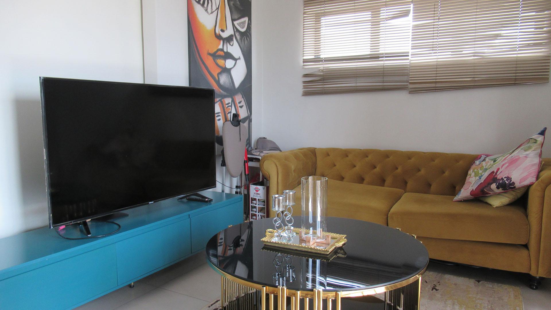Lounges - 8 square meters of property in North Riding