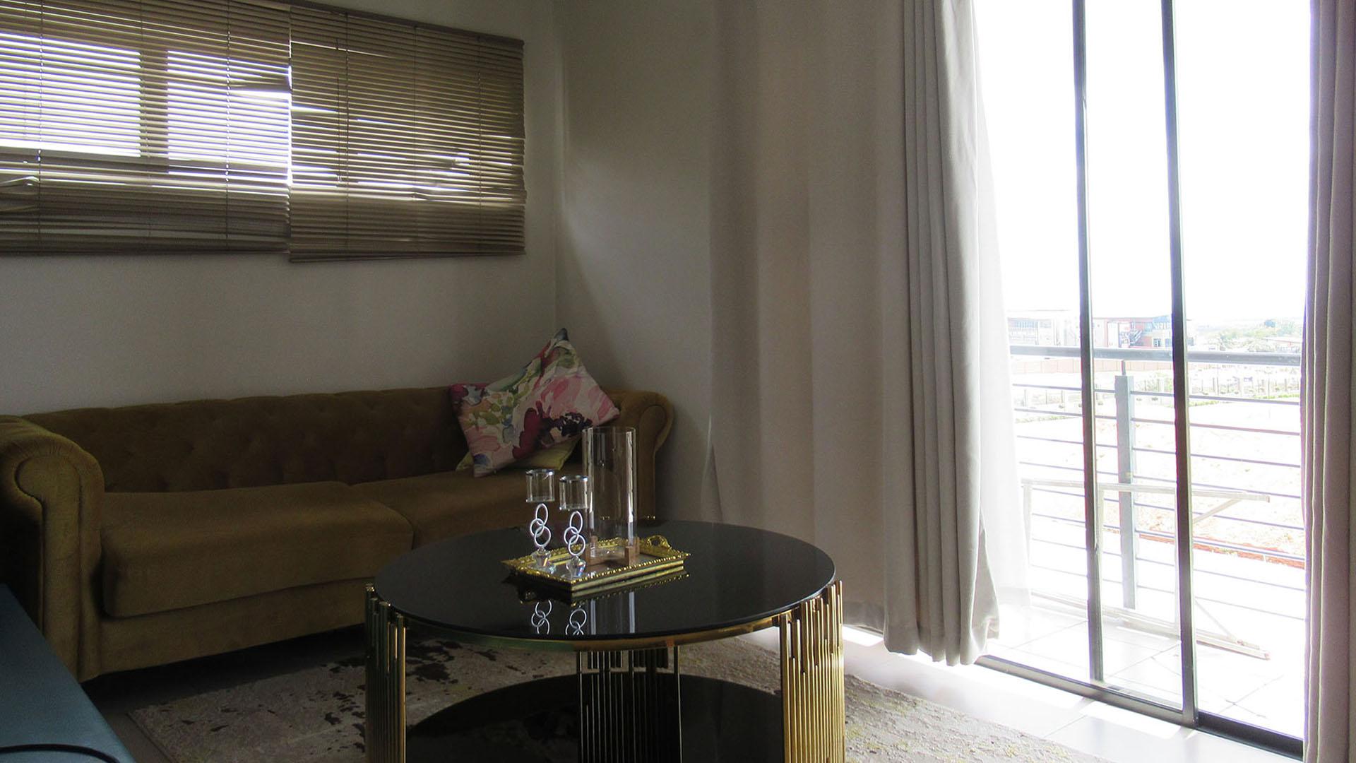 Lounges - 8 square meters of property in North Riding