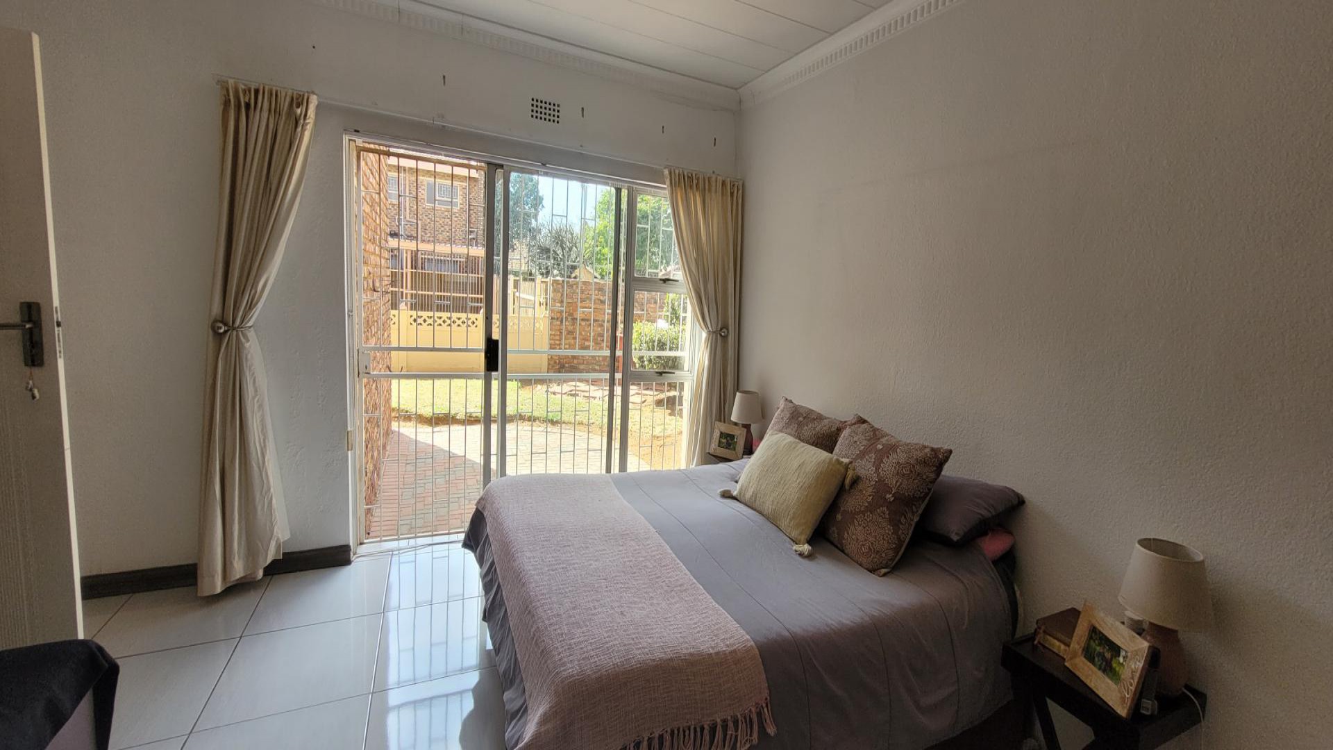 Main Bedroom of property in Dagbreek