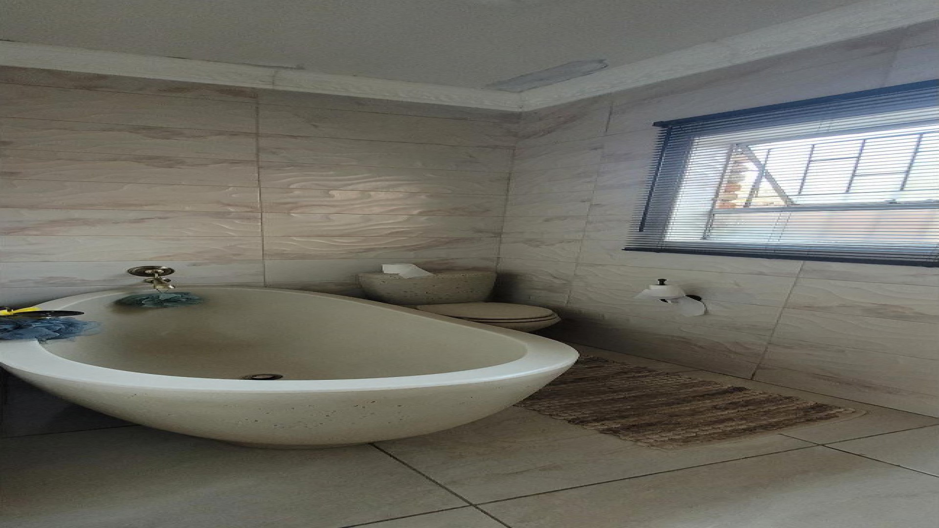 Bathroom 1 of property in Dagbreek