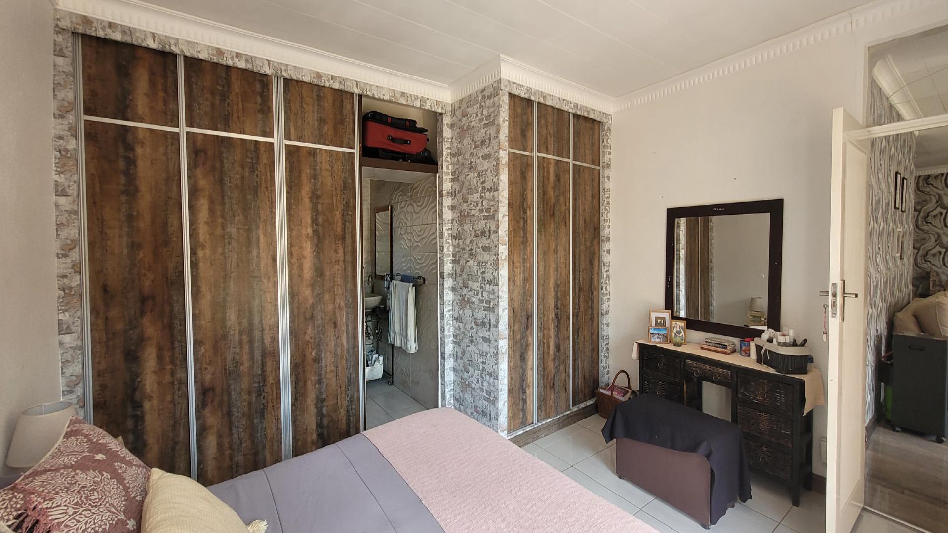 Main Bedroom of property in Dagbreek