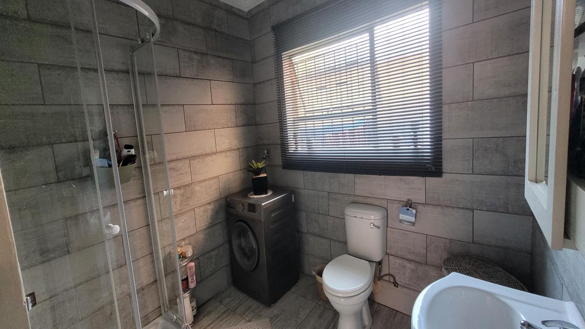 Main Bathroom of property in Dagbreek