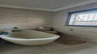 Bathroom 1 of property in Dagbreek