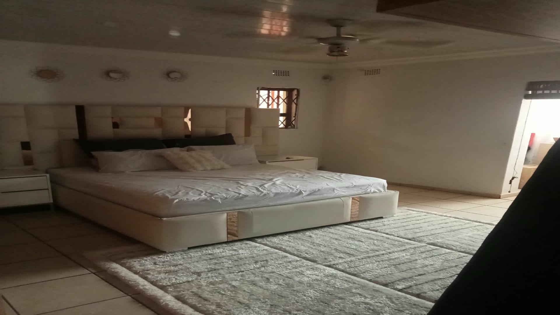 Main Bedroom - 40 square meters of property in Lenasia South