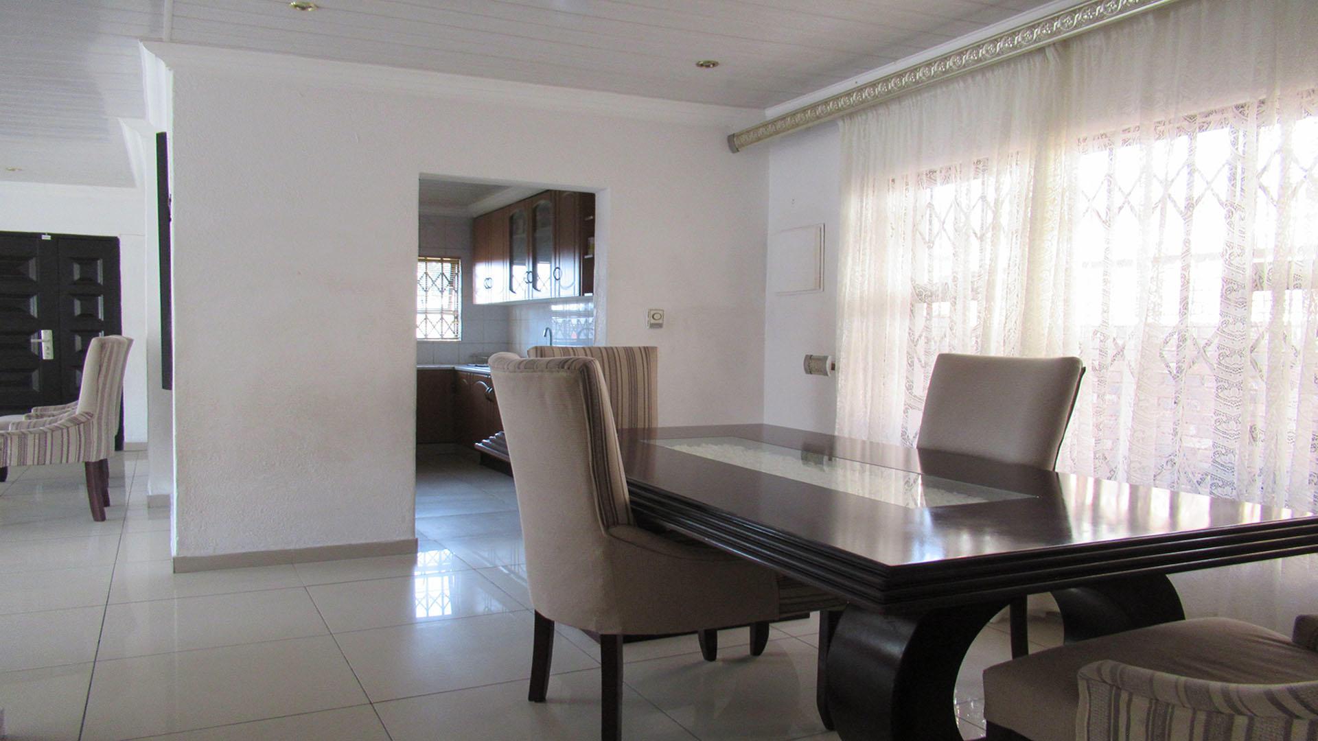Dining Room - 10 square meters of property in Lenasia South