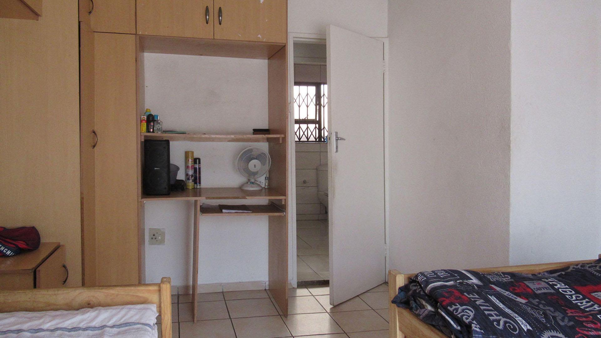 Bed Room 1 - 15 square meters of property in Lenasia South