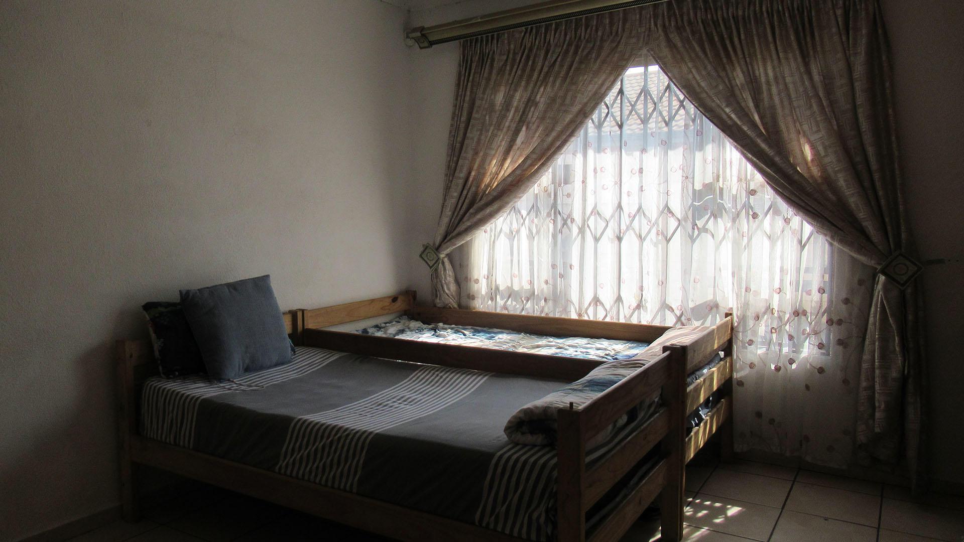 Bed Room 2 - 16 square meters of property in Lenasia South