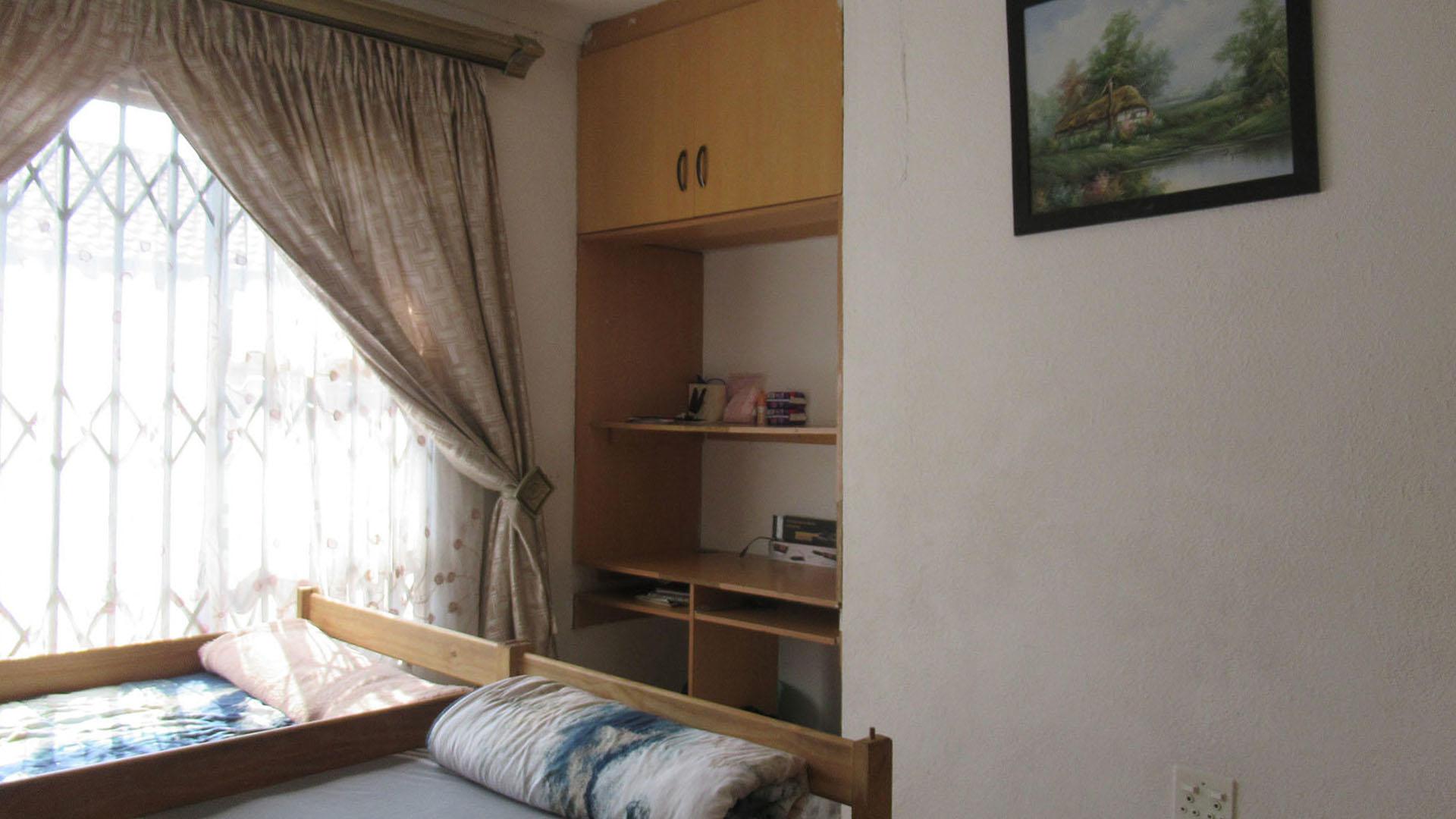 Bed Room 2 - 16 square meters of property in Lenasia South