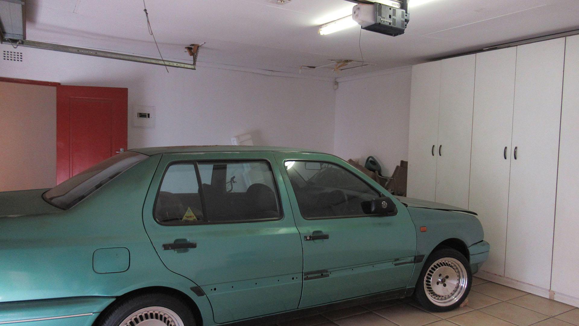Garage - 39 square meters of property in Lenasia South