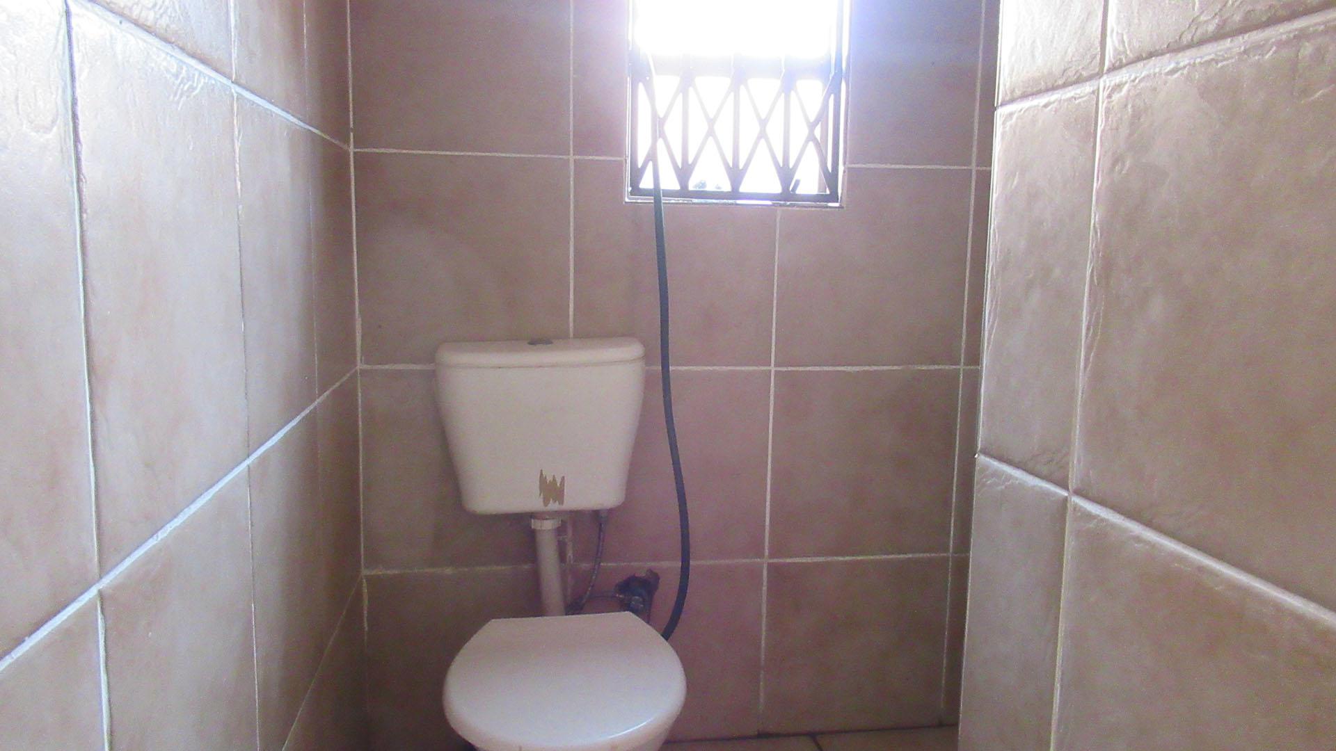 Staff Bathroom - 3 square meters of property in Lenasia South