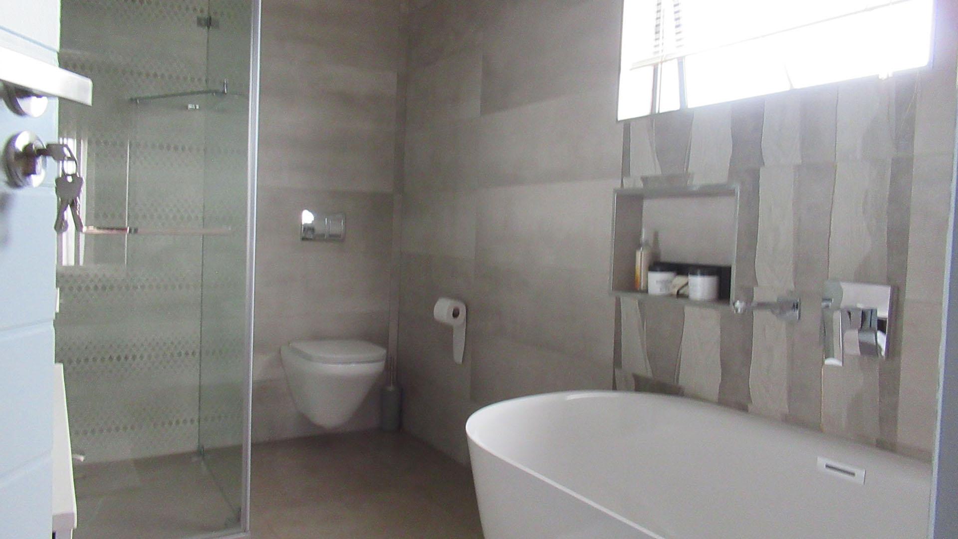Bathroom 3+ - 20 square meters of property in Eye of Africa